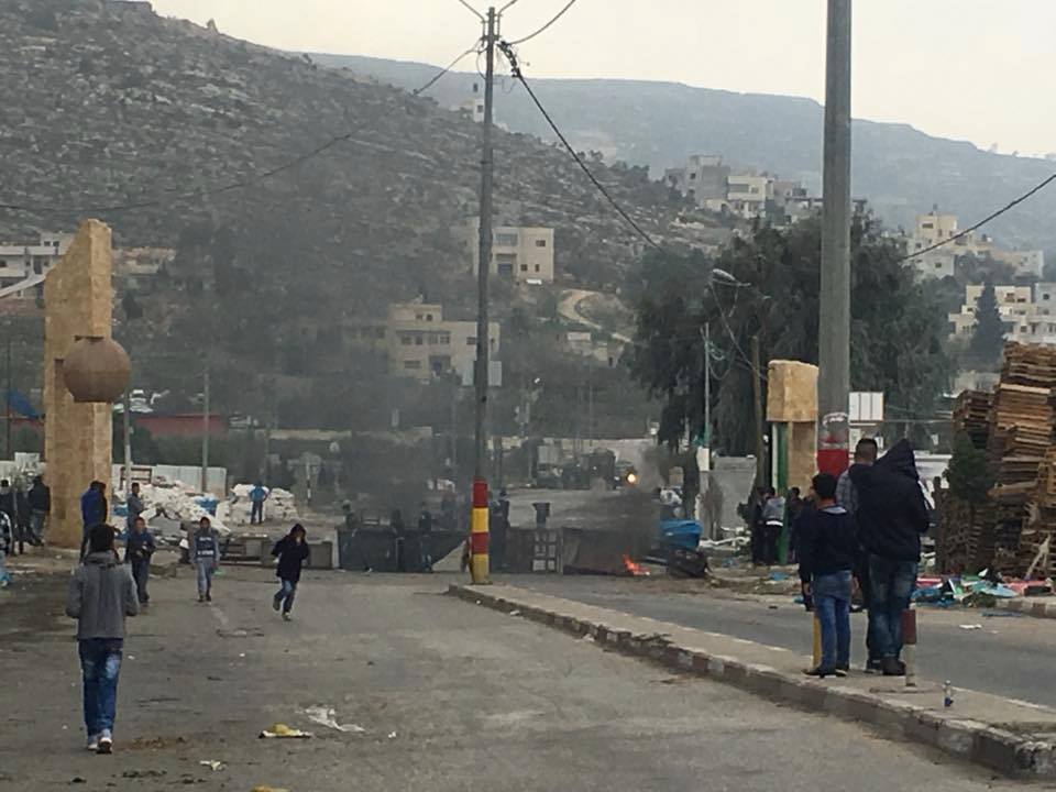 إصابات بالاختناق خلال مواجهات مع الاحتلال في بيت دجن وبيتا