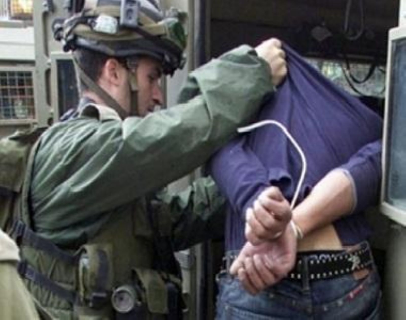 قوات الاحتلال تنكّل بثلاثة معتقلين خلال اعتقالهم في الخليل