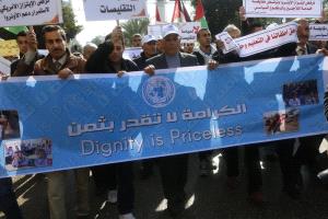 مسيرة لموظفي الأونروا في غزة احتجاجاً على تقليص المساعدات المالية