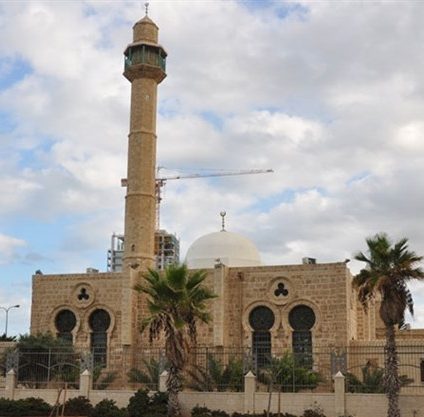 متطرفون يعتدون على مسجد حسن بيك