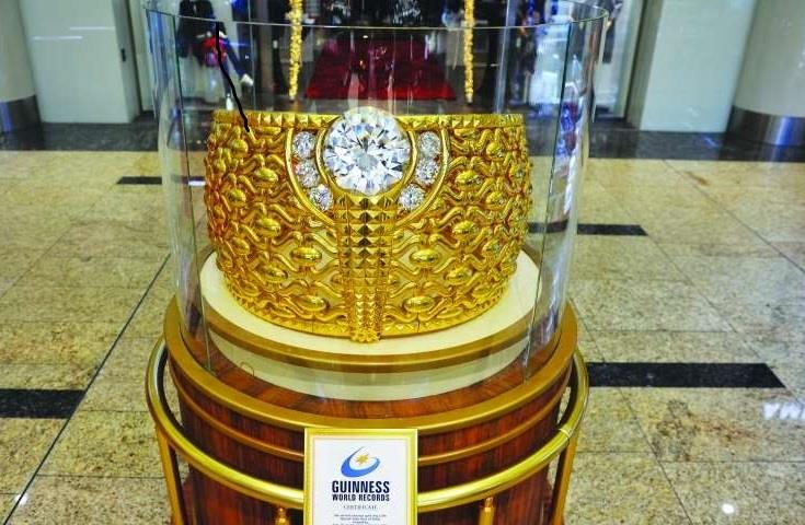 الإمارات تعرض أكبر خاتم ذهبي في العالم