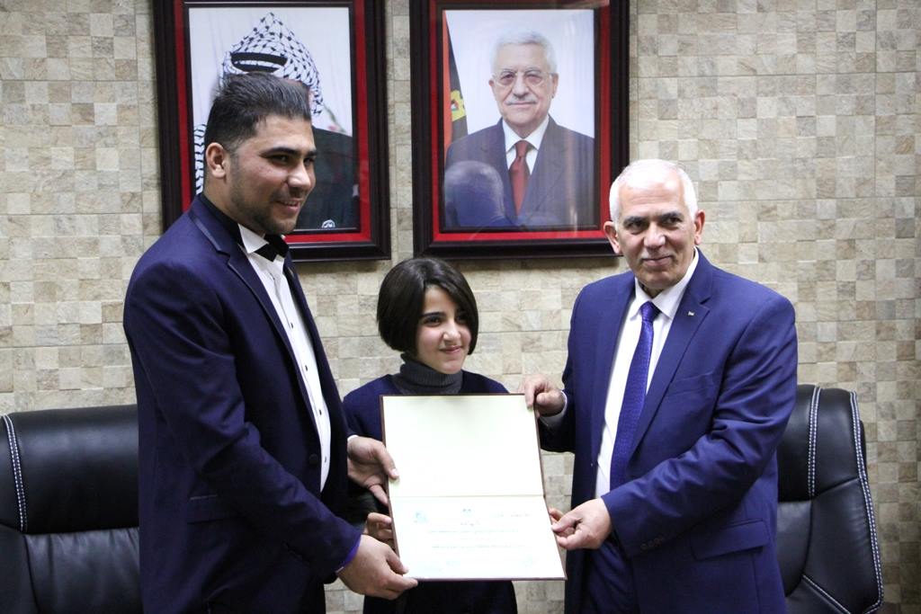 المحافظ حميد يسلم منصبه للطفلة ابو علان