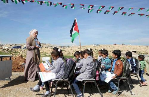 الاحتلال يهدم صفين من مدرسة تجمع “أبو النوّار” البدوي