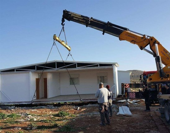 المستوطنون يضعون اول منزل في بؤرة “عميحاي” الجديدة