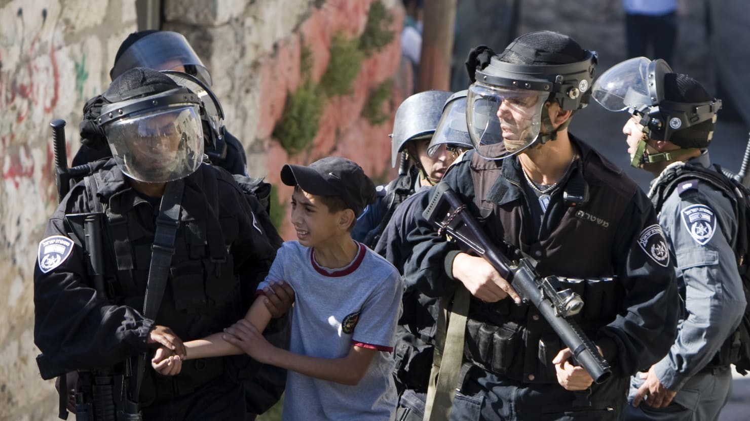 الاحتلال يعتقل فتى ويغلق مداخل تقوع شرق بيت لحم بالبوابات الحديدية