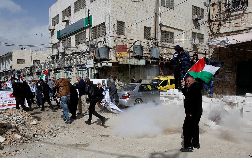 إصابات بالاختناق في مواجهات مع الاحتلال وسط الخليل