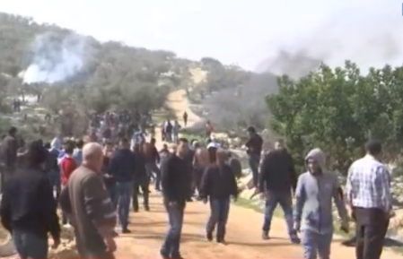 إصابات بالاختناق خلال قمع الاحتلال مسيرة سلمية في المزرعة الغربية