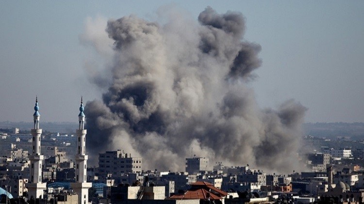 قصف مدفعي من الدبابات والزوارق الحربية على مناطق في غزة