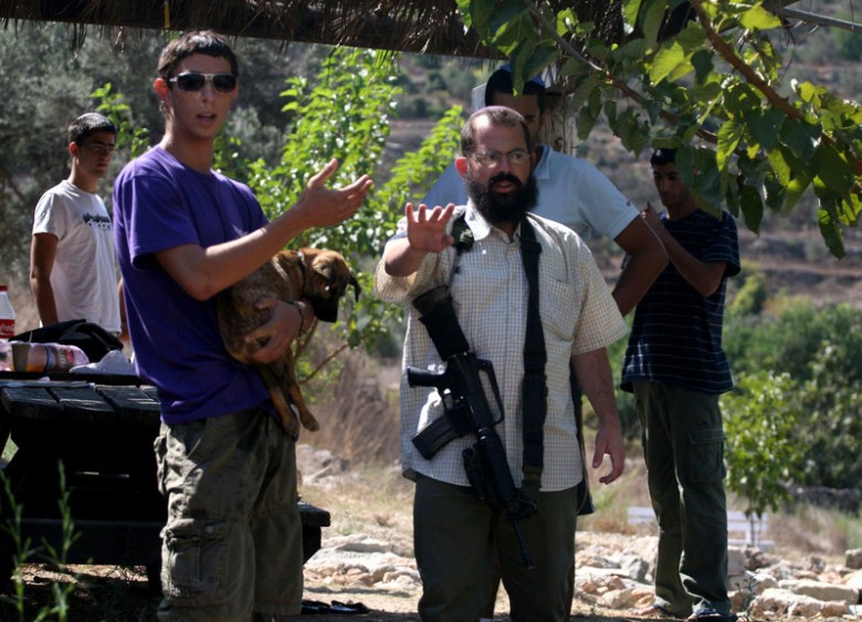 مستوطن يطلق الرصاص بجانب حاجز أقامه متطوعون شرق بيت لحم