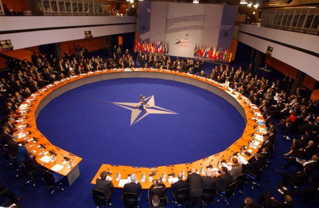 الناتو يطرد 7 دبلوماسيين من البعثة الروسية