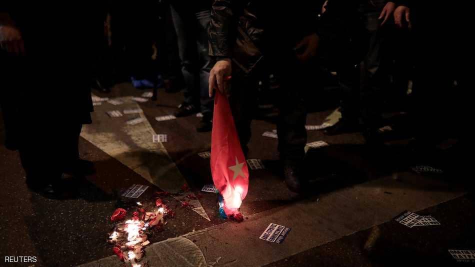 احتجاجات ضد تركيا وحرق علمها في شوارع أثينا