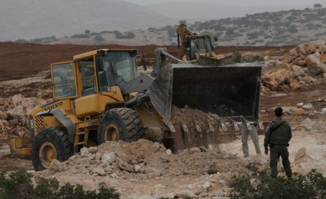 الاحتلال يغلق مدخل قرية المغير بالسواتر الترابية