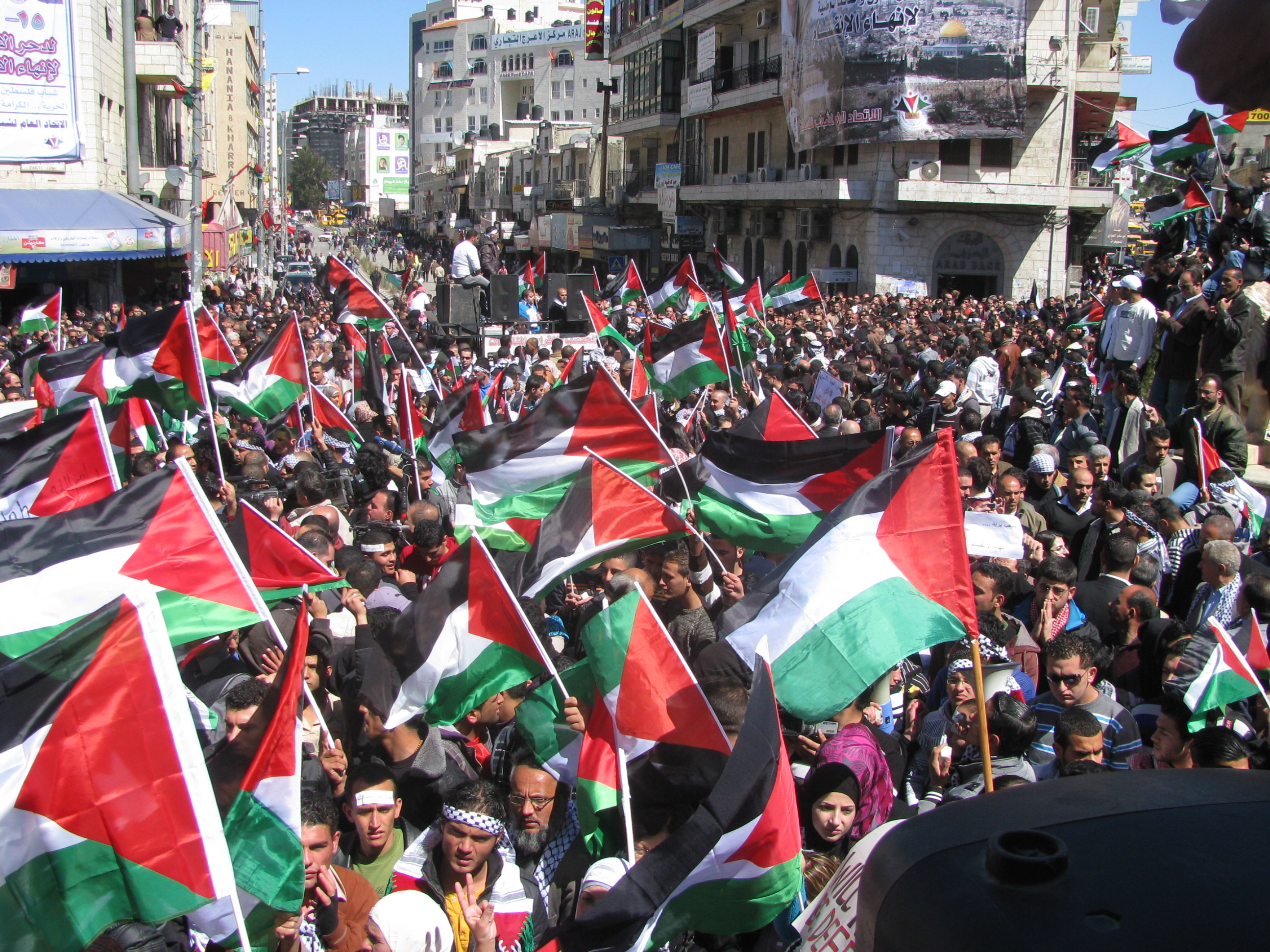 شعبنا الفلسطيني في الوطن والشتات يحيي الذكرى الـ42 ليوم الأرض الخالد