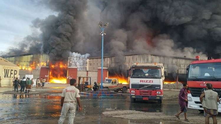 (صور) حريق يلتهم مساعدات انسانية في ميناء الحديدة اليمني