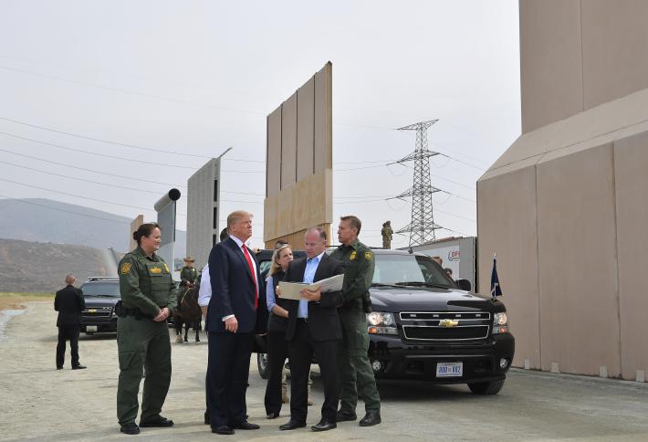 ترامب يُعاين نماذج للجدار الحدودي مع المكسيك