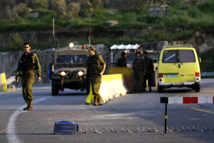 هآرتس: حواجز عسكرية طيارة لجمع معلومات شخصية عن الفلسطينيين