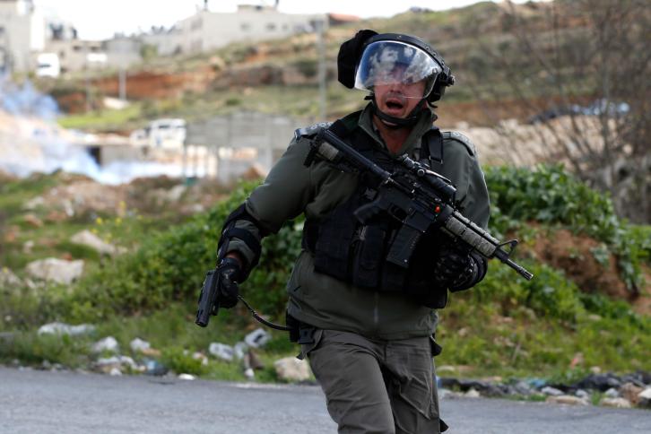 نتنياهو يمنع الشرطة من التحقيق بجرائم الجنود الجنائية بحق الفلسطينيين