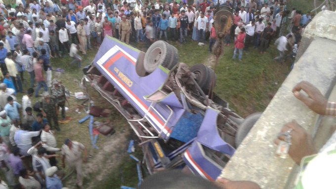 الهند.. مصرع 12 شخصا بسقوط حافلة من فوق جسر