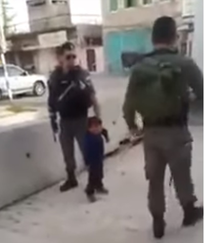 (فيديو) الاحتلال ينكّل بطفل صغير قرب الحرم الابراهيمي وسط الخليل