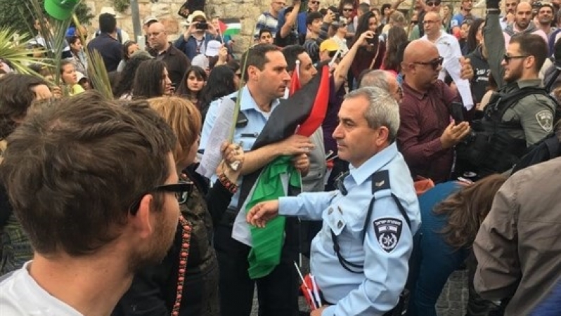 الاحتلال يعتدي على مسيرة أحد الشعانين في القدس ويعتقل شابين