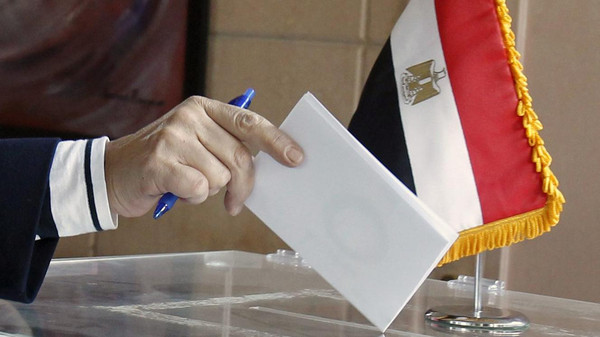 An Egyptian expatriate living in Lebanon casts her vote in a referendum on the new Egyptian constitution at the Egyptian embassy in Beirut December 12, 2012. Egyptians abroad went to embassies on Wednesday to vote in a referendum on the new constitution that President Mohamed Mursi fast-tracked through an Islamist-led drafting assembly, drawing the ire of the opposition. REUTERS/Sharif Karim (LEBANON - Tags: POLITICS ELECTIONS)