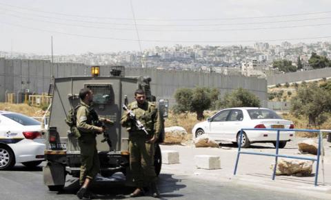الاحتلال ينصب حاجزا عسكريا على مدخل بلدة بدو شمال غرب القدس