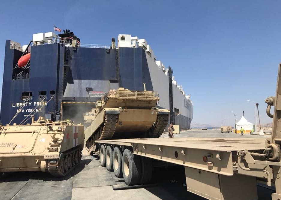 شحنة كبيرة من الآليات القتالية الأمريكية تصل الأردن