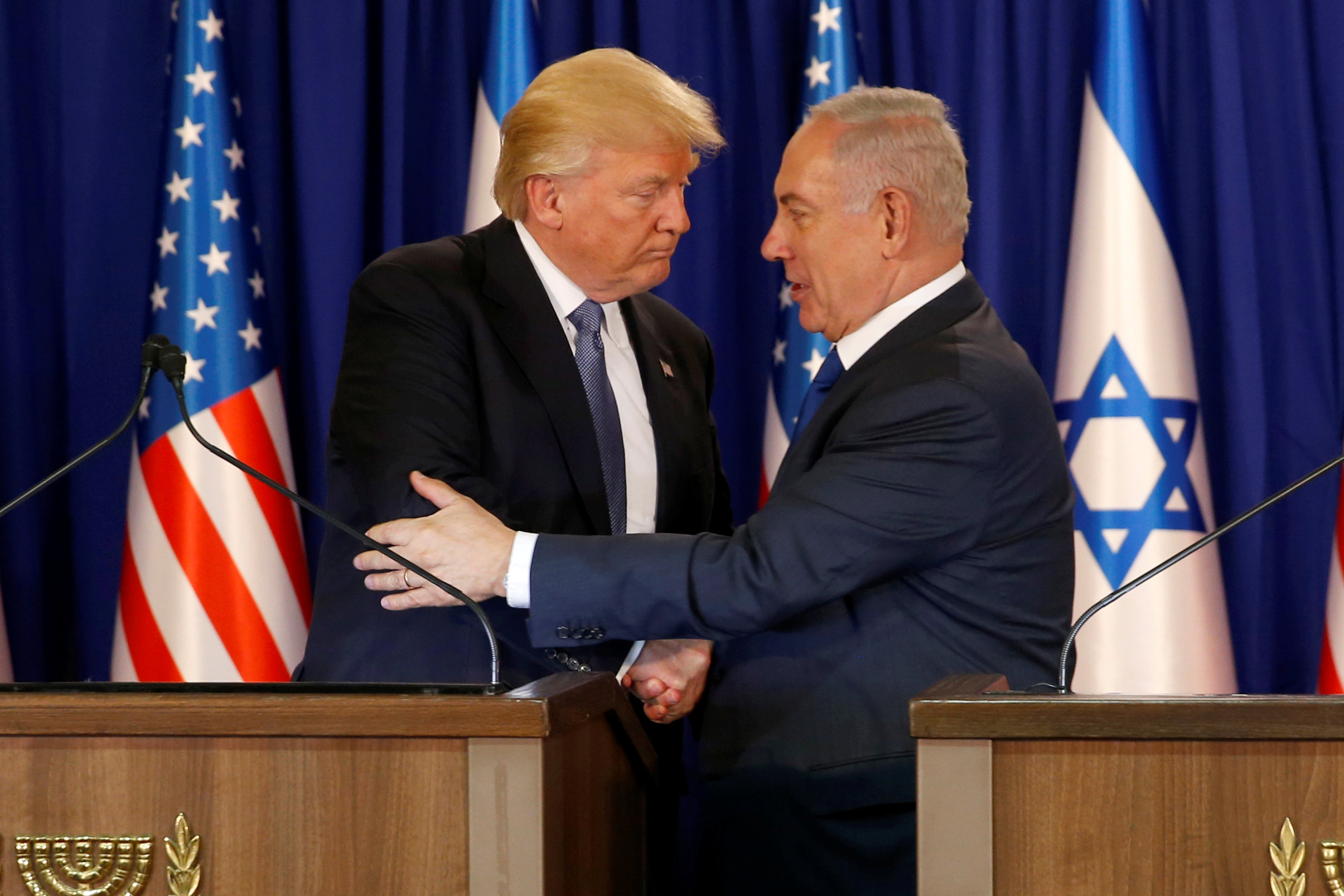 U.S. President Donald Trump (L) and Israel's Prime Minister Benjamin Netanyahu embrace after delivering remarks before a dinner at Netanyahu's residence in Jerusalem May 22, 2017. REUTERS/Jonathan Ernst TPX IMAGES OF THE DAY