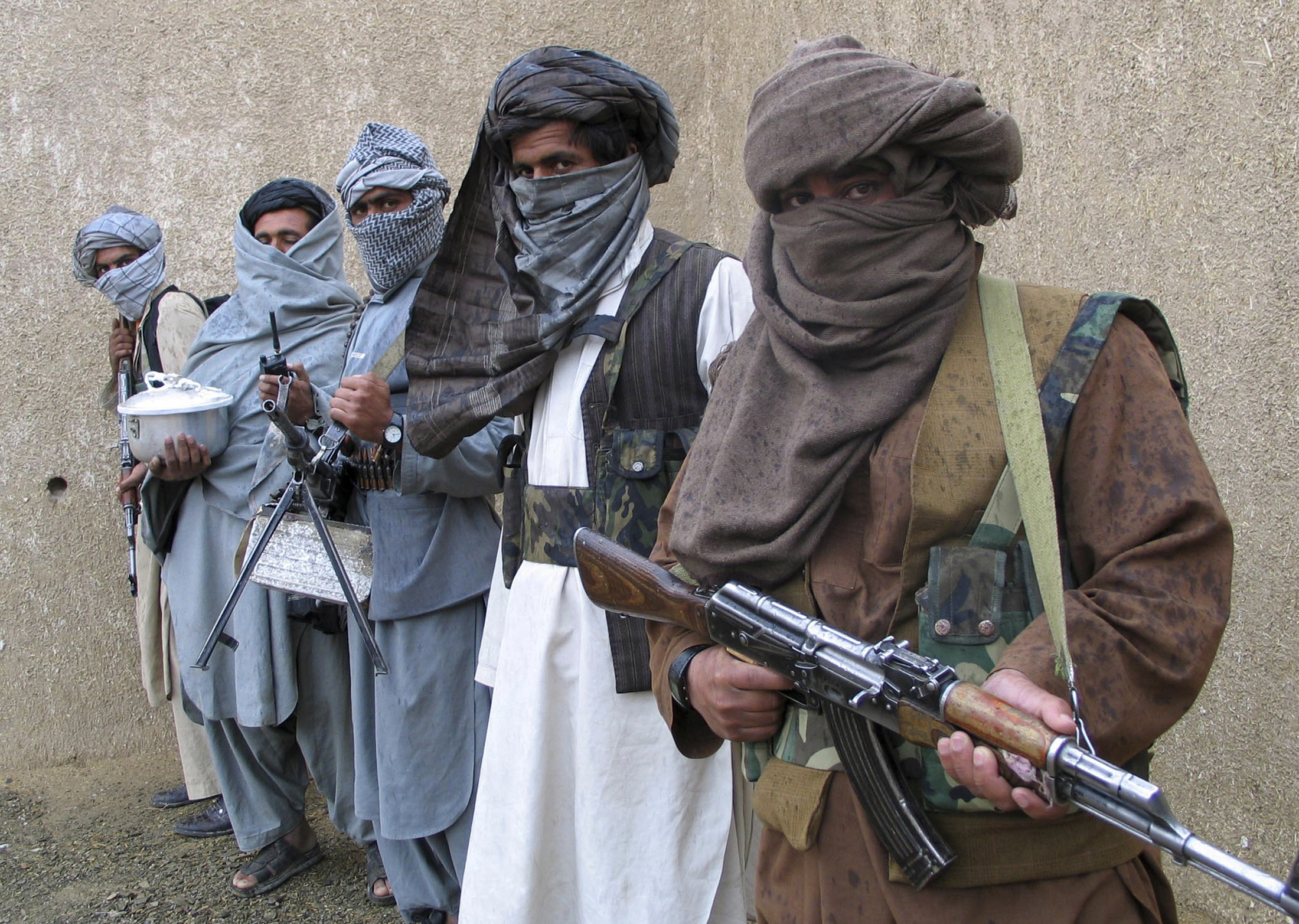 Taliban guerrilla fighters hold their weapons at a secret base in eastern Afghanistan February 3, 2007. The Taliban promised a spring offensive of thousands of suicide bombers as the United States, doubling its combat troops in Afghanistan, took over command of the 33,000- strong NATO force in the country on Sunday. Picture taken February 3, 2007. REUTERS/Saeed Ali Achakzai (PAKISTAN)