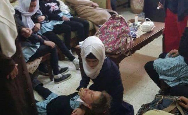 رام الله: حالات اختناق في صفوف طالبات مدرسة في قرية المغير