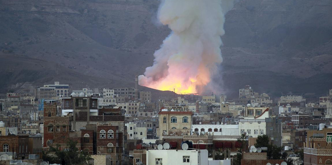 التحالف العربي يشن غارات جديدة بصنعاء وأنباء عن مجزرة لقادة حوثيين