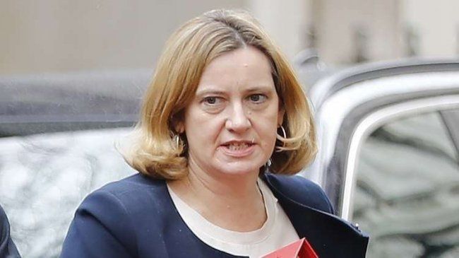 لماذا استقالت وزيرة داخلية بريطانيا