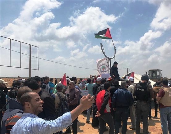 الآلاف يتوافدون للمشاركة في “جمعة الشباب الثائر” على حدود غزة