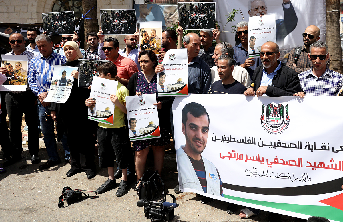 رام الله: عشرات الصحفيين يعتصمون ضد جريمة قتل الصحفي مرتجى