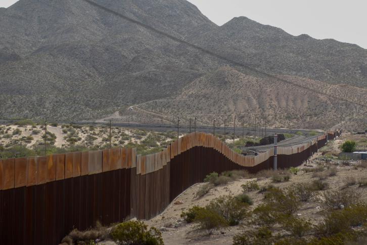 بدء بناء جزء من جدار حدودي بين الولايات المتحدة والمكسيك