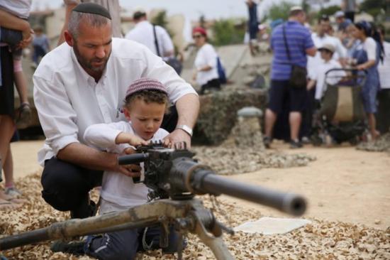 الشرطة الإسرائيلية تدرب الأطفال على السلاح