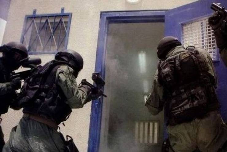 قوات القمع تقتحم قسم الأسرى في “عسقلان” وتجري عمليات تفتيش همجية