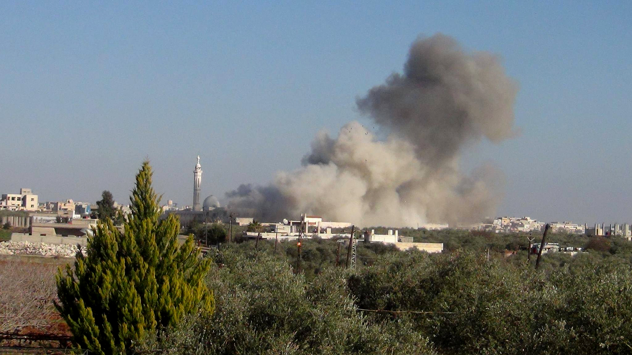 قصف يستهدف قواعد عسكرية في ريفي حماة وحلب