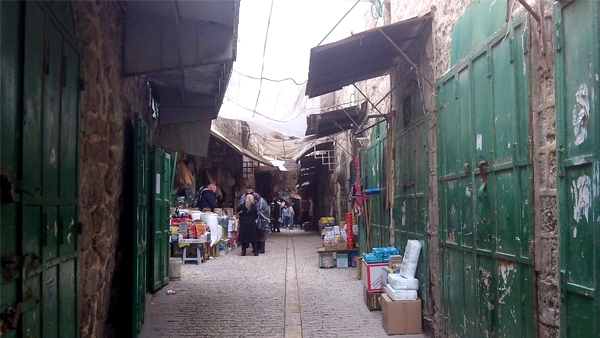 الخليل: انتزاع قرار بفتح 15 متجرا يغلقها الاحتلال منذ 18 عاما