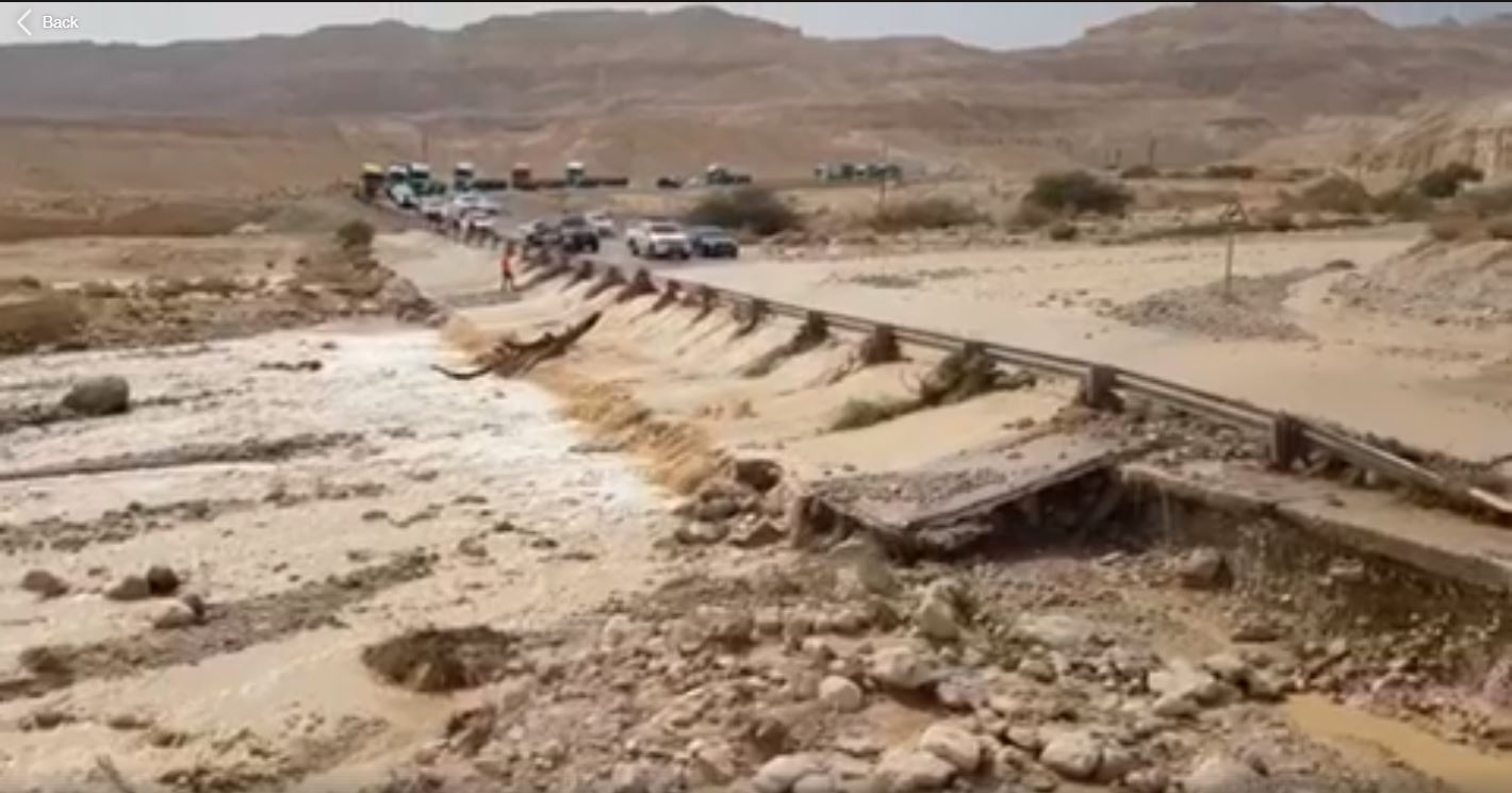 فيضانات في وادي عربة: مصرع طالب و10 مفقودين