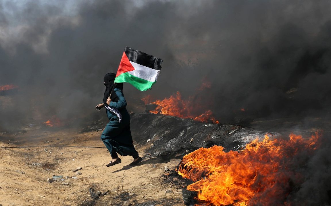 55 شهيدا في غزة.. «اسرائيل» تكشّر عن انيابها.. يدٌ ترتكب مجازر وأخرى «تفتتح سفارة»