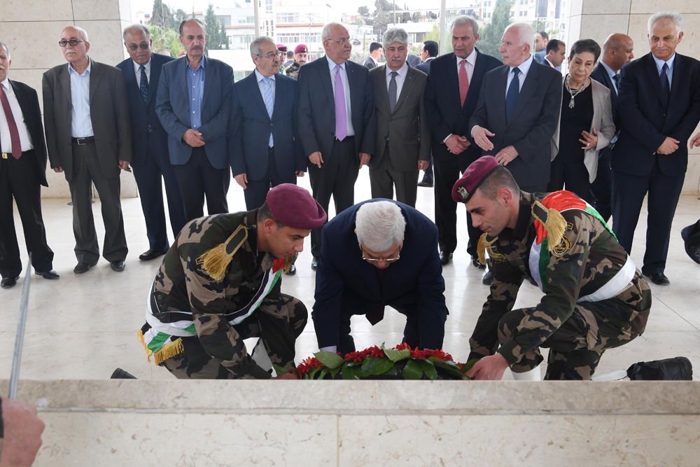 الرئيس يضع اكليلا من الزهور على ضريح الرئيس الشهيد عرفات بحضور أعضاء “التنفيذية” الجدد