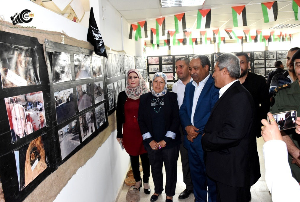 المحافظ البلوي يفتتح معرض صور وتراثيات عن النكبة في سلفيت