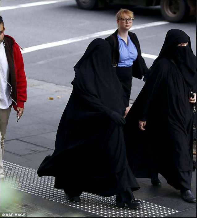 محكمة أسترالية تدين زوجة “داعشى” بعد رفضها الوقوف أمام القاضى بحجة أنها لا تقف إلا أمام الله.