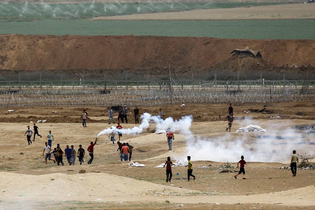 إصابة مواطنين بالرصاص الحي وآخرين بالاختناق في قطاع غزة