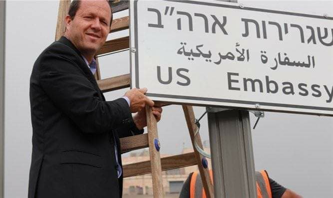 الاحتلال يضع لافتات ارشادية “السفارة الأميركية” في القدس