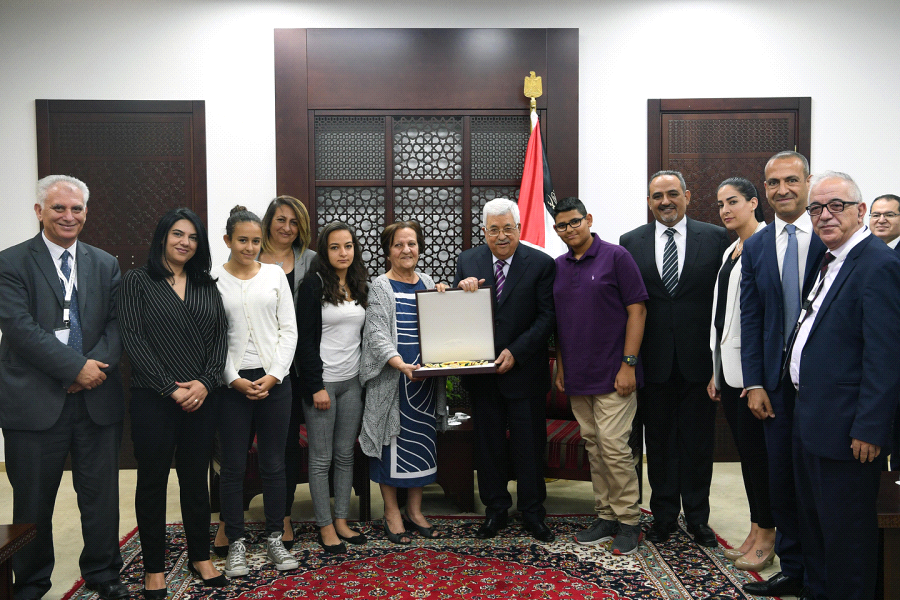 الرئيس يمنح اوسمة لمجموعة من القيادات والشخصيات الوطنية