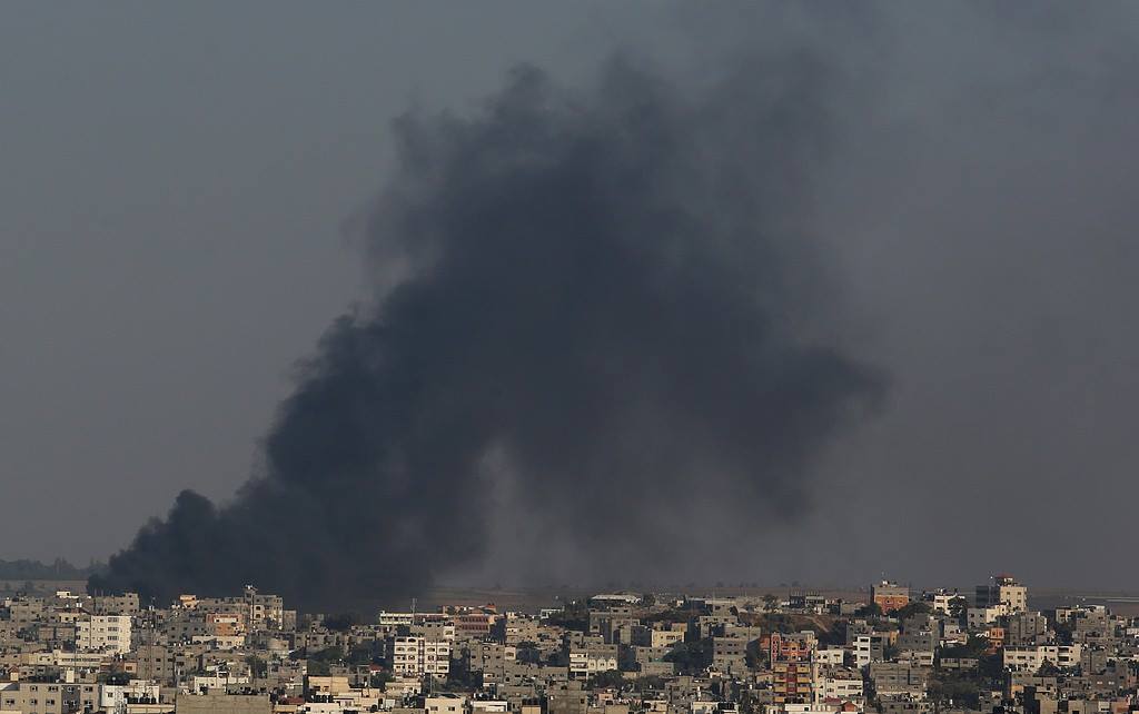 الطيران الحربي الإسرائيلي يشن عشرات الغارات على قطاع غزة