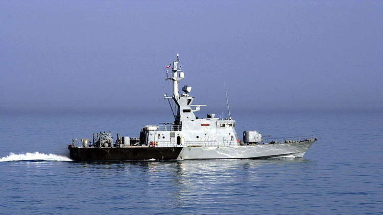 غرق قارب حربي كويتي في مياه الخليج ونجاة طاقمه