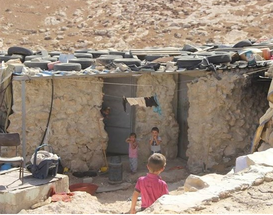 الاحتلال يهدم غرفة سكنية ويصادر خلايا شمسية وخزانات مياه بمسافر يطا